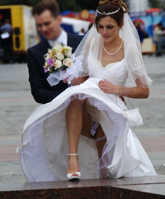 Заглянул под платье на свадьбе