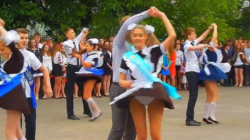 Выпускники школы танцуют