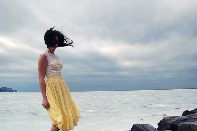 Девушка в платье с короткими волосами на море