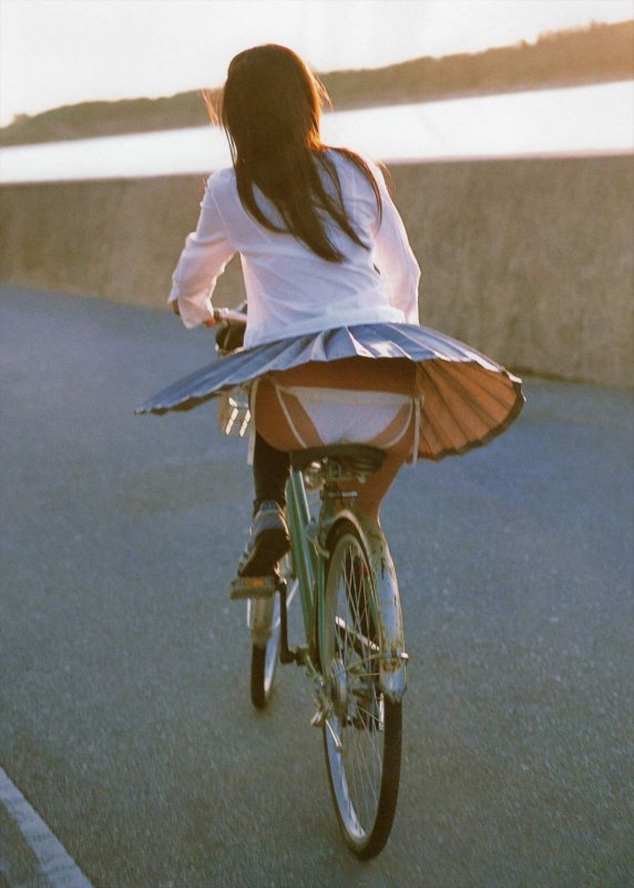 Японка в юбке на велосипеде