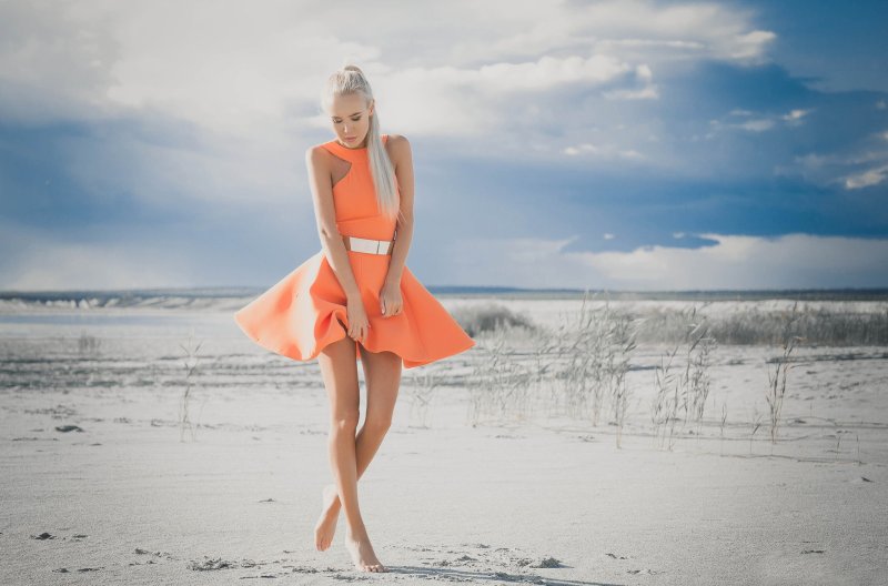 Блондинка в оранжевом платье